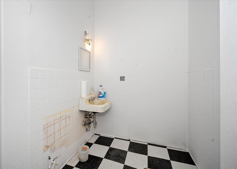 More Photos Of 120-124 E Crawford St, Deer Park Freestanding For Sale