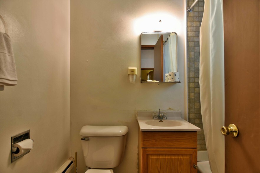 More Photos Of 100 Silver St, Hurley Hotel For Sale