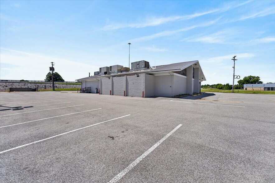 More Photos Of 4000 Fort Campbell Blvd, Hopkinsville Restaurant For Sale