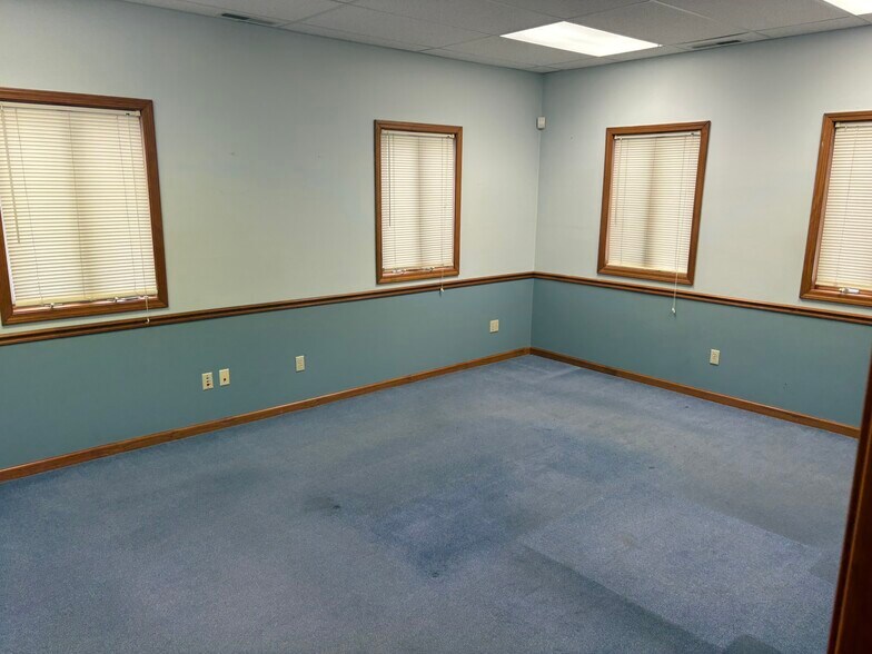 More Photos Of 500 Commerce Dr, Lakeville Flex For Sale