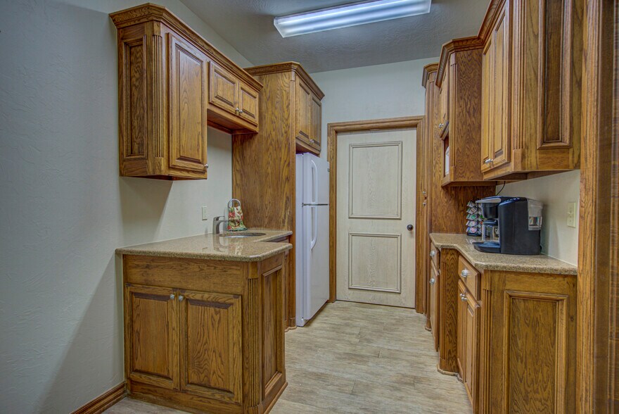 More Photos Of 2830 NW 32nd St, Newcastle Office For Sale