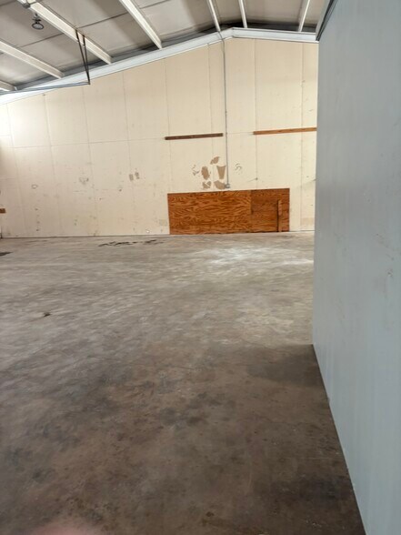 More Photos Of 323 Thomas Pl, Everman Warehouse For Lease