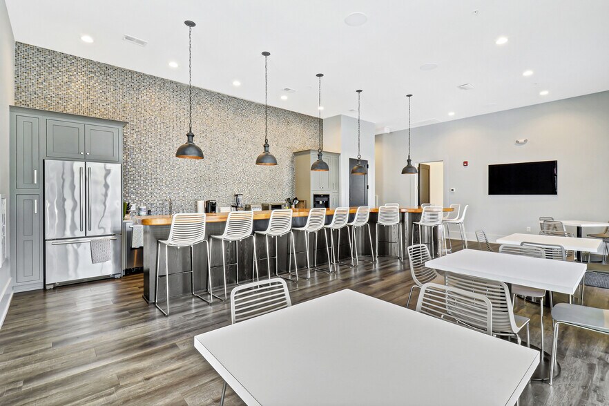 More Photos Of 10 Park Ln, Hilton Head Island Office For Sale