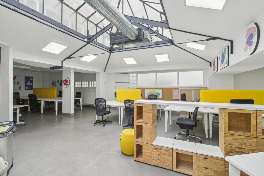 More Photos Of 27 Rue De Citeaux, Paris Office For Sale