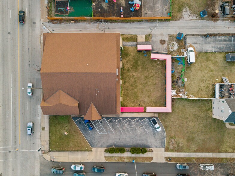 More Photos Of 3904 Delmar Blvd, Saint Louis General Retail For Sale