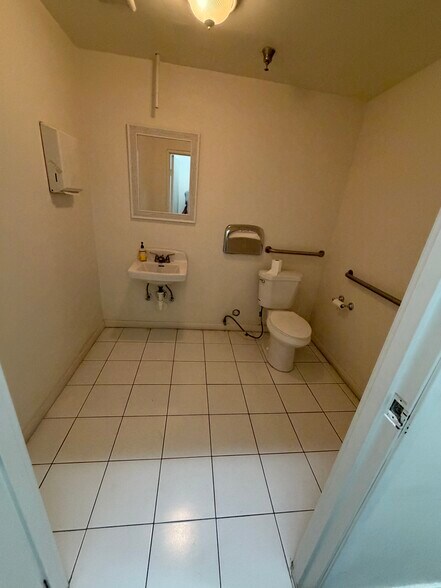 More Photos Of 301-307 N Main St, Santa Ana Storefront For Sale