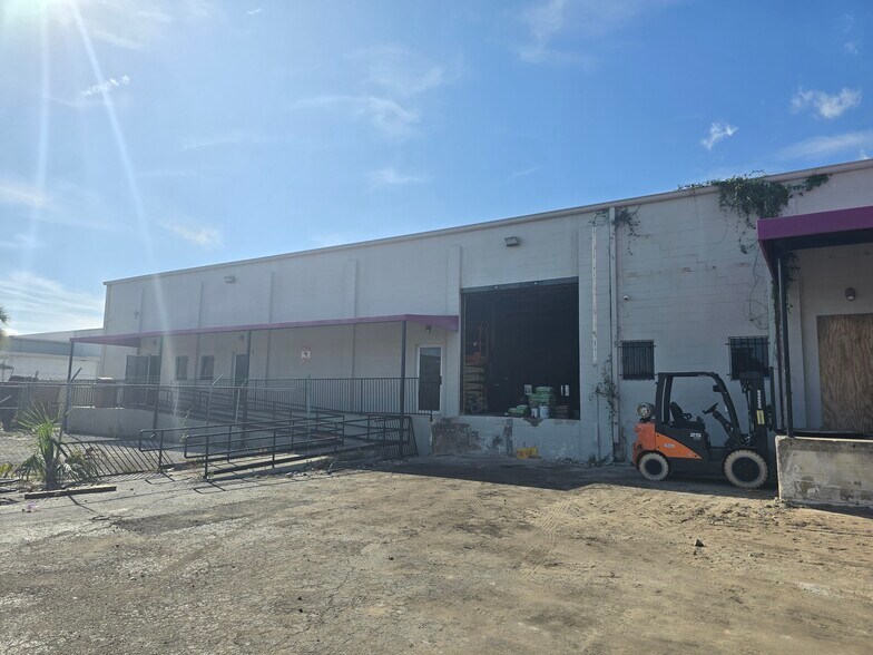 More Photos Of 2140 W Washington St, Orlando Warehouse For Lease