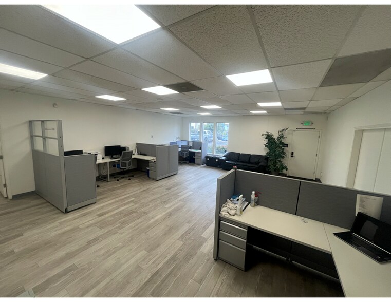 More Photos Of 41 Hangar Way, Watsonville Service For Sale