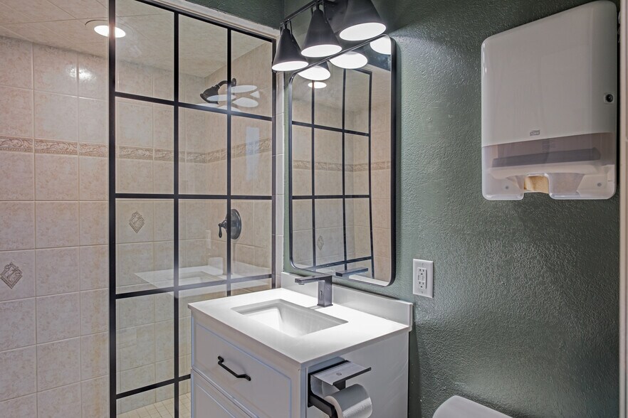 More Photos Of 3848 Central Ave, Saint Petersburg Office For Lease