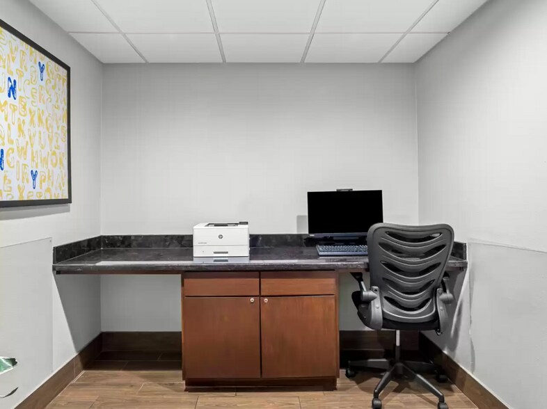 More Photos Of 200 Centennial Blvd, Lindale Hotel For Sale