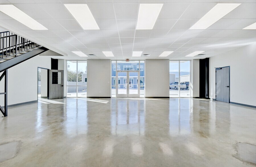 More Photos Of 11215 Conroy Ln, Austin Showroom For Lease