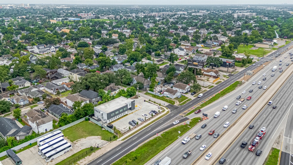 More Photos Of 2535 North Fwy, Houston Office For Lease