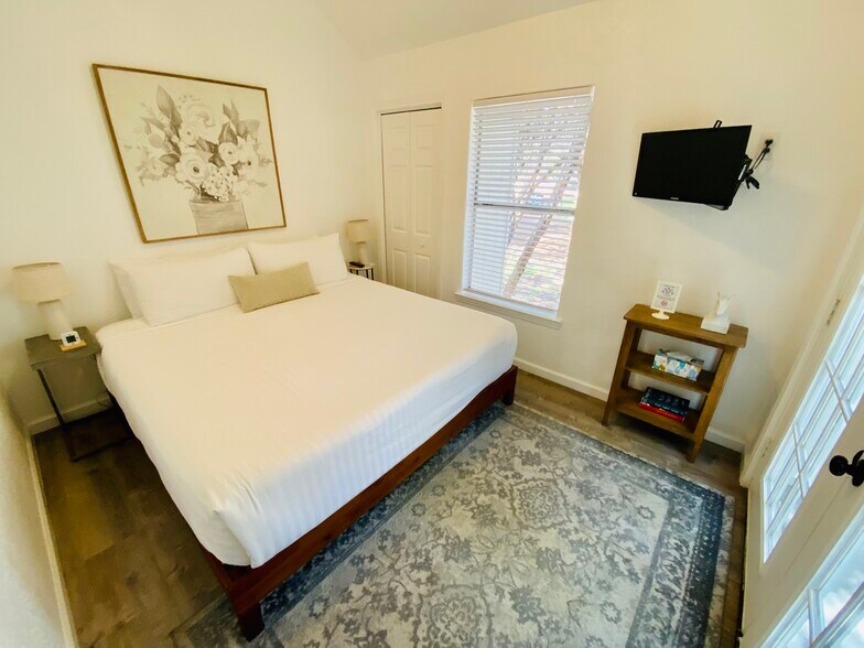 More Photos Of 104 Scudder Ln, Wimberley Hotel For Sale
