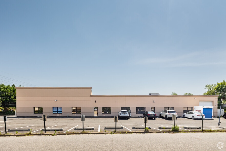 More Photos Of 41-75 Heisser Ct, Farmingdale Warehouse For Lease