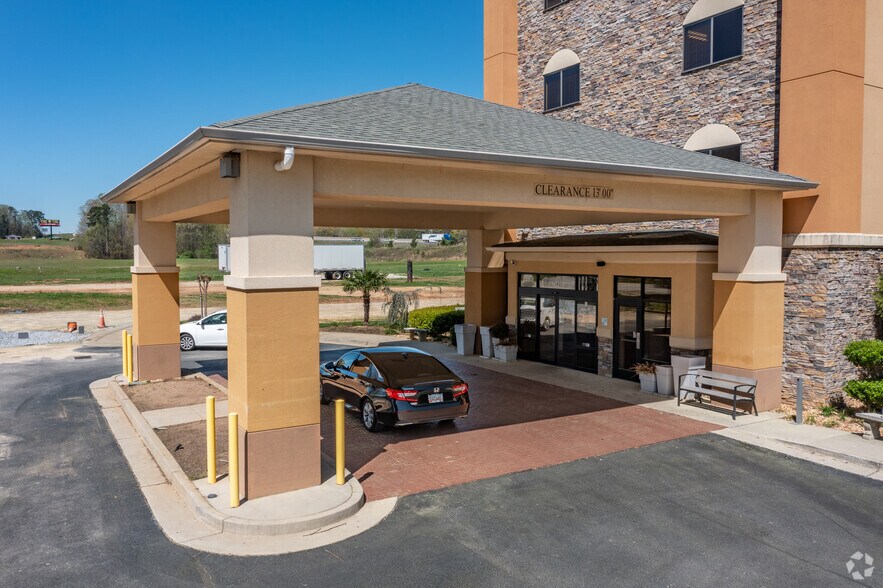 More Photos Of 7846 Stonecrest Sq, Lithonia Hotel For Sale