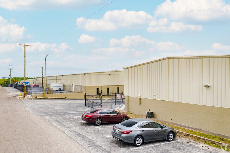 More Photos Of 5146-5283 Le Tourneau Cir, Tampa Warehouse For Lease