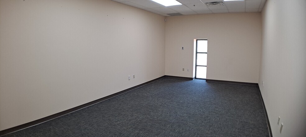 More Photos Of 5000 Park St N, Saint Petersburg Flex For Lease