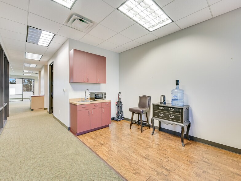 More Photos Of 3 Lakeway Centre Ct, Austin Medical For Lease