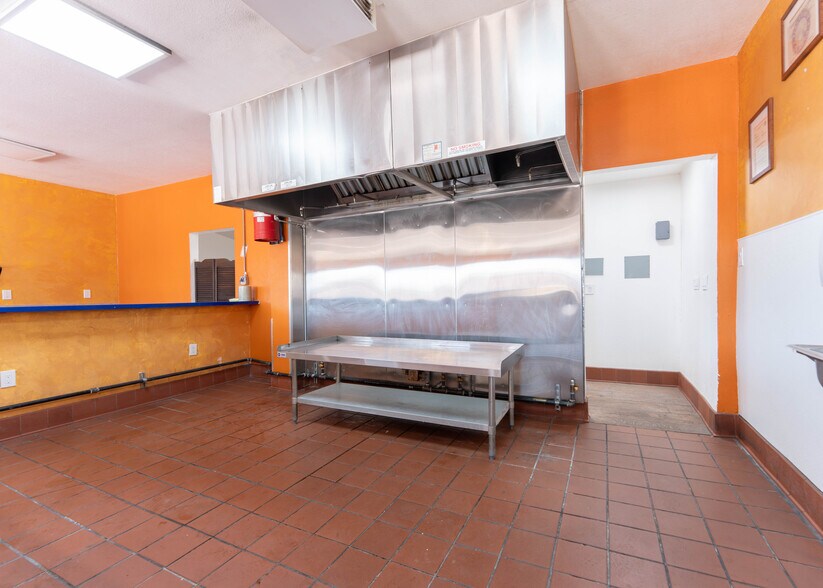 More Photos Of 2112 E California Ave, Bakersfield Freestanding For Sale