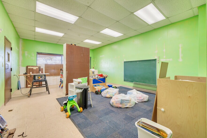 More Photos Of 3170 N McMullen Booth Rd, Clearwater Schools For Lease