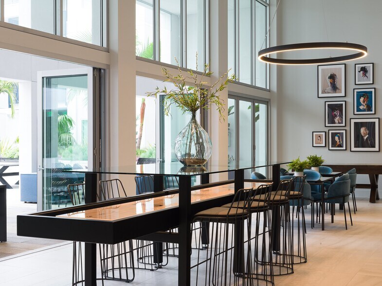 More Photos Of 2528 S Grand Ave, Los Angeles Apartments For Lease