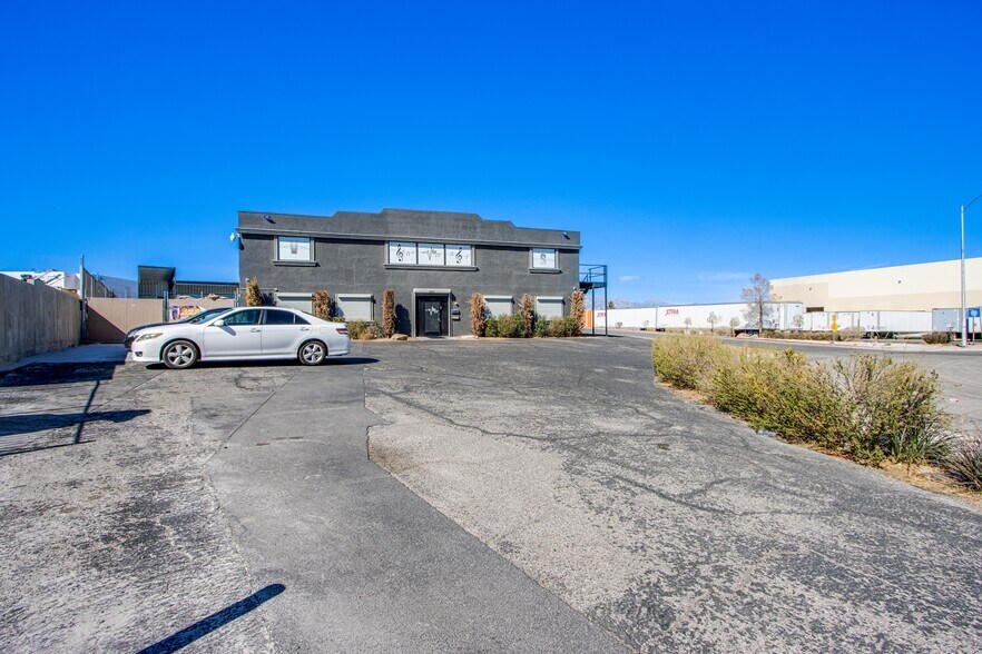 More Photos Of 4251 W Oquendo Rd, Las Vegas Light Distribution For Sale