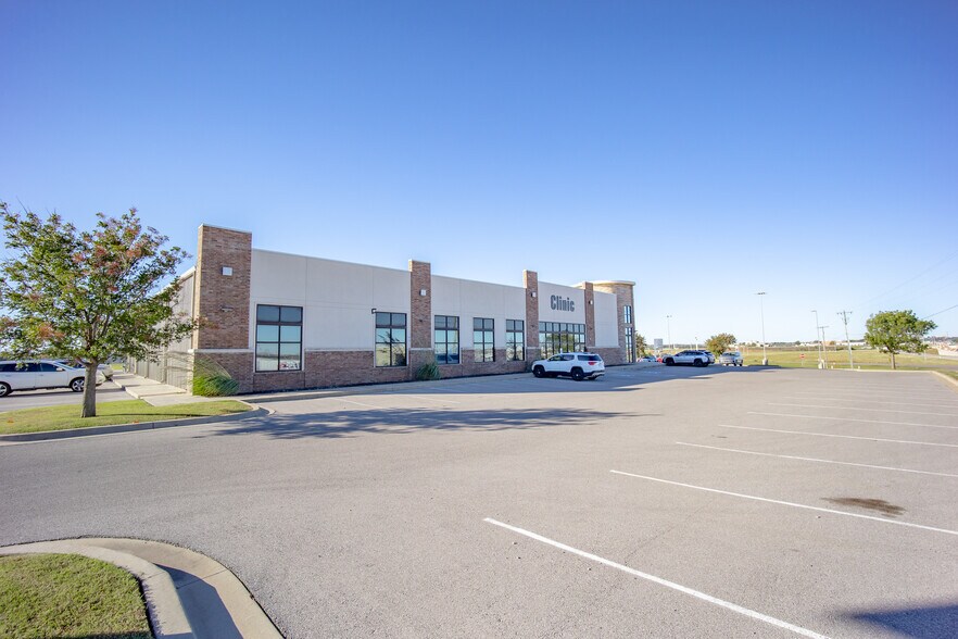 More Photos Of 4200 Carriage Way, Weatherford Medical For Lease