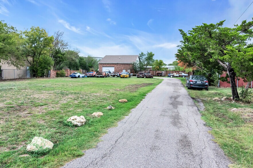 More Photos Of 4116 Keller Hicks Rd, Fort Worth Light Distribution For Sale