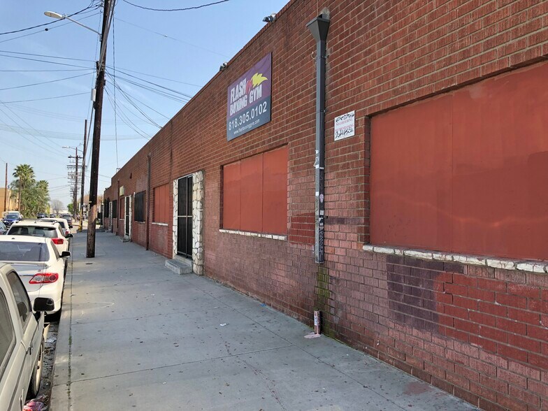 More Photos Of 15140-15180 Raymer St, Van Nuys Warehouse For Lease
