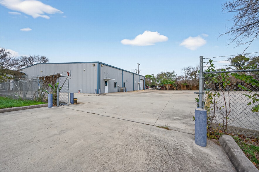 More Photos Of 10038 Grover Ln, Houston Warehouse For Sale