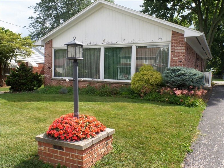 Primary Photo Of 128 Walter St, Bellevue Freestanding For Sale
