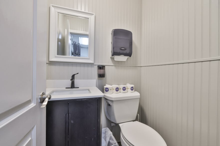 More Photos Of 307 S Parsons Ave, Brandon Storefront For Lease