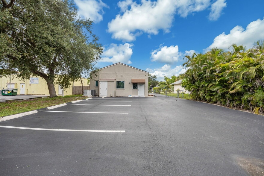 More Photos Of 871 106th Ave N, Naples Medical For Sale