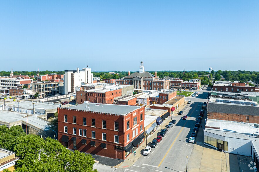 More Photos Of 124 S Main St, Independence Freestanding For Lease