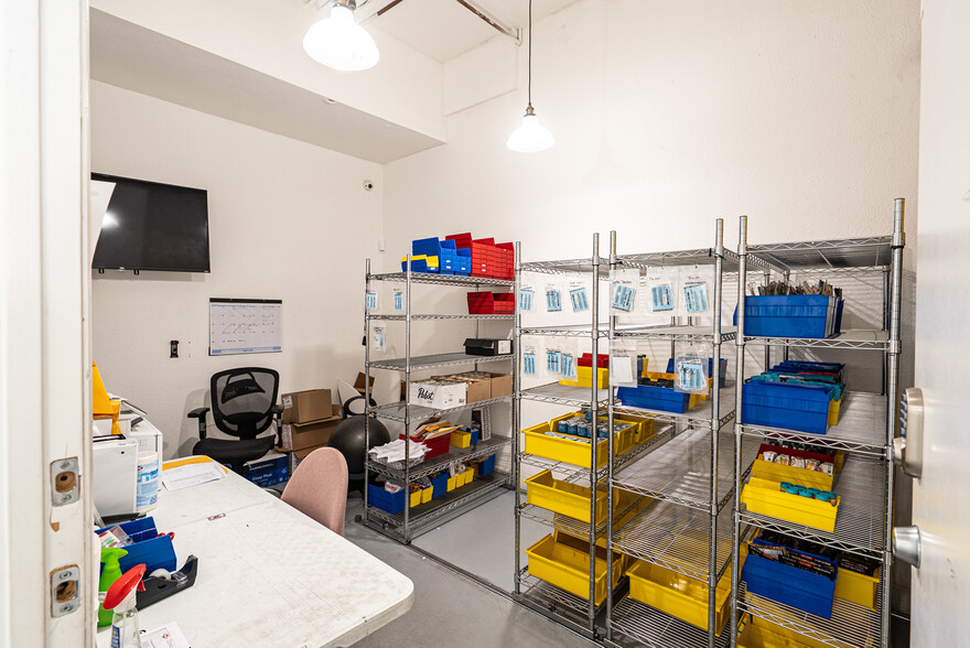 More Photos Of 353 S Palm Canyon Dr, Palm Springs Medical For Lease