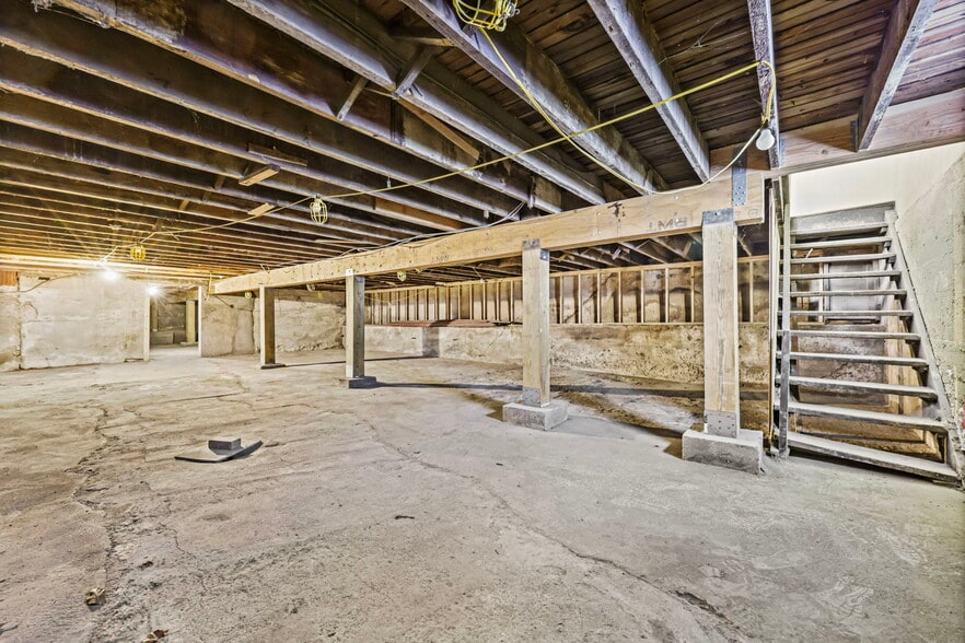 More Photos Of 68 Brook St, Croton On Hudson Showroom For Sale