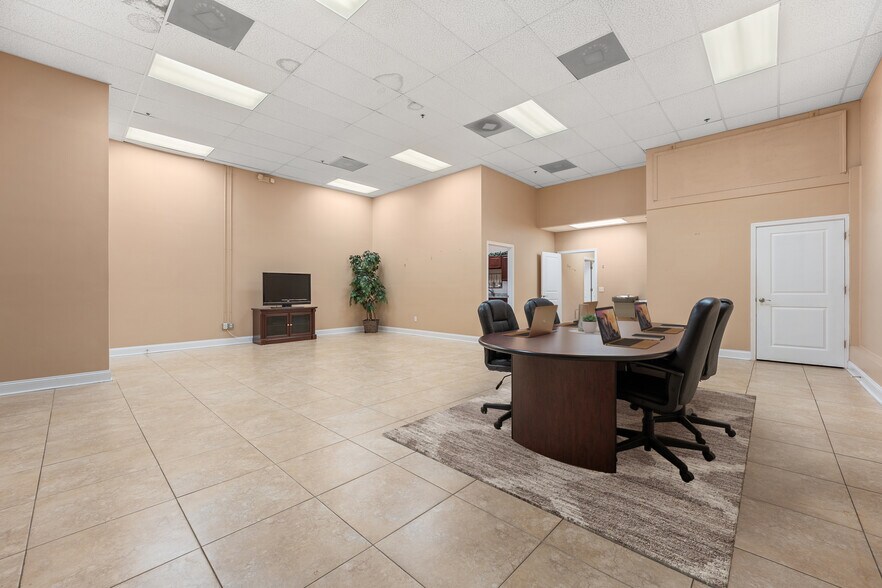 More Photos Of 310 Commerce Lake Dr, Saint Augustine Light Distribution For Lease