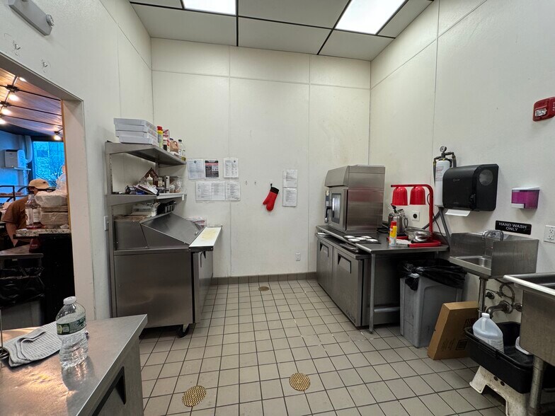 More Photos Of 5 Broad St, Stamford Fast Food For Lease