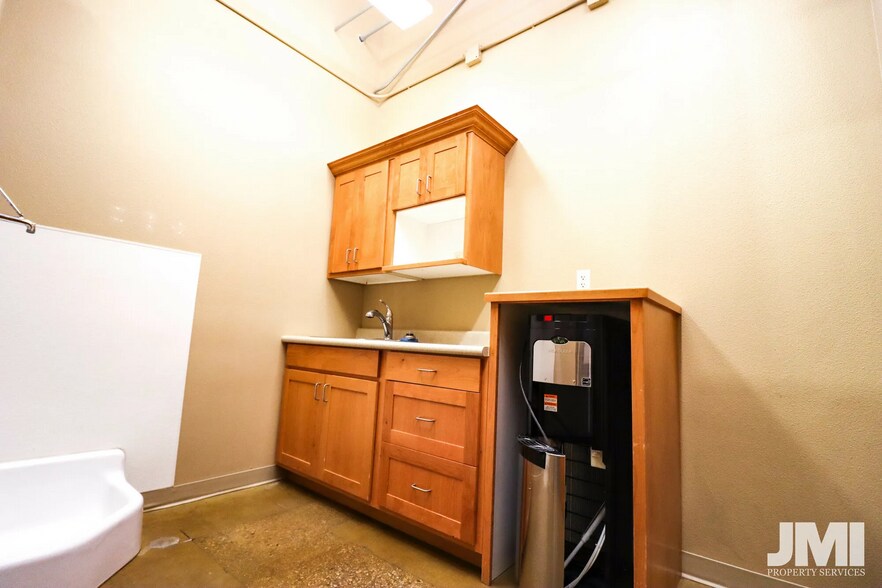 More Photos Of 795 E Factory Dr, St George Flex For Lease