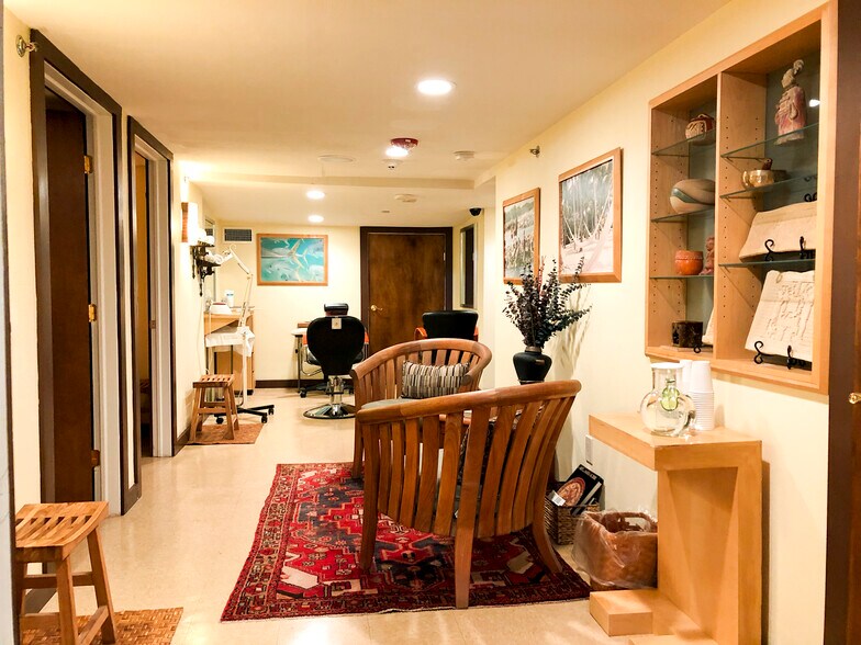 More Photos Of 266 Main St, Huntington Storefront For Lease