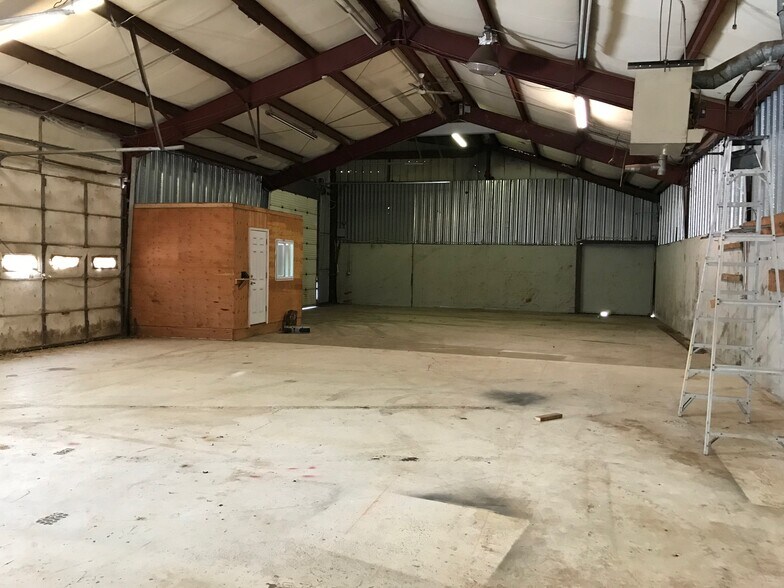 More Photos Of 8 Merritt Pl, Norwalk Warehouse For Lease