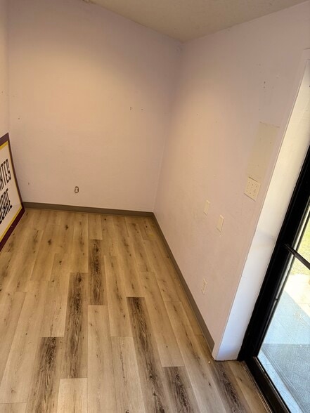 More Photos Of 515 W Bridge St, Granbury Freestanding For Lease