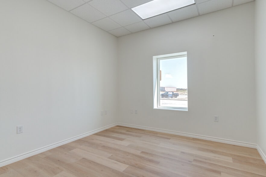 More Photos Of 9014 County Road 6820, Lubbock Distribution For Lease