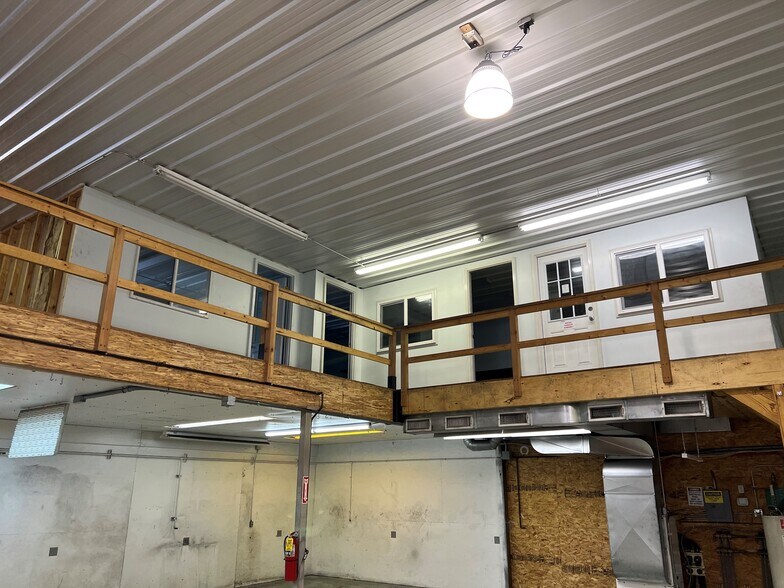 More Photos Of 616A-622 S Main St, Hebron Warehouse For Lease