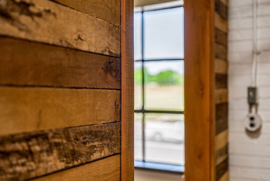 More Photos Of 1214 College St, Clarksville Warehouse For Lease