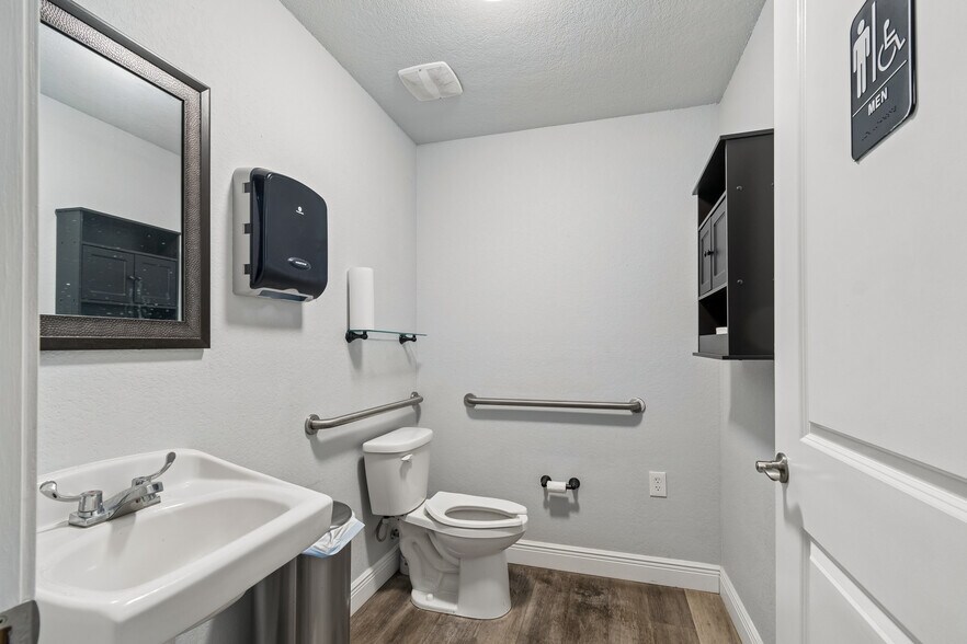 More Photos Of 3209 30th Ave S, Saint Petersburg Office For Sale