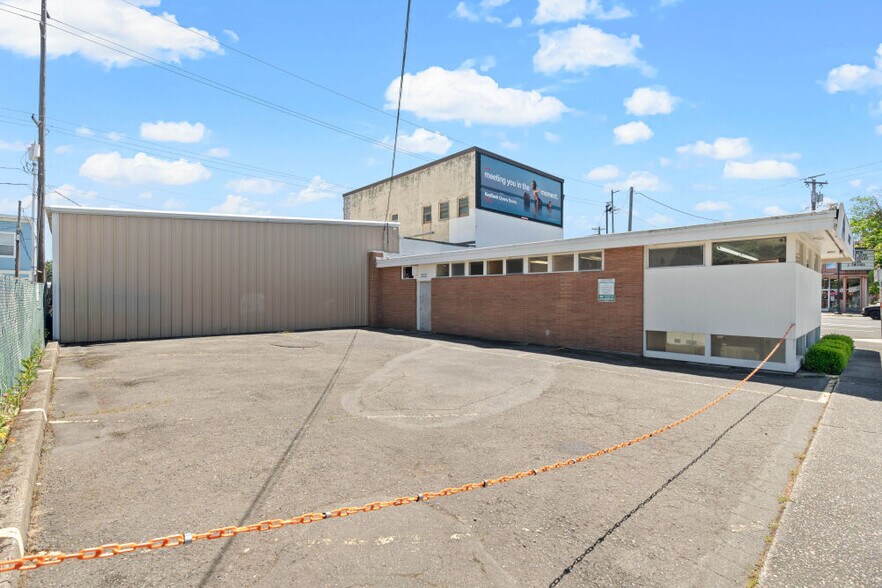 More Photos Of 6601 SE Foster Rd, Portland Storefront Retail Office For Sale