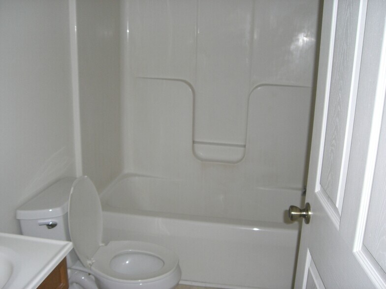 More Photos Of 25 Hastings Ave, Oakdale Apartments For Lease