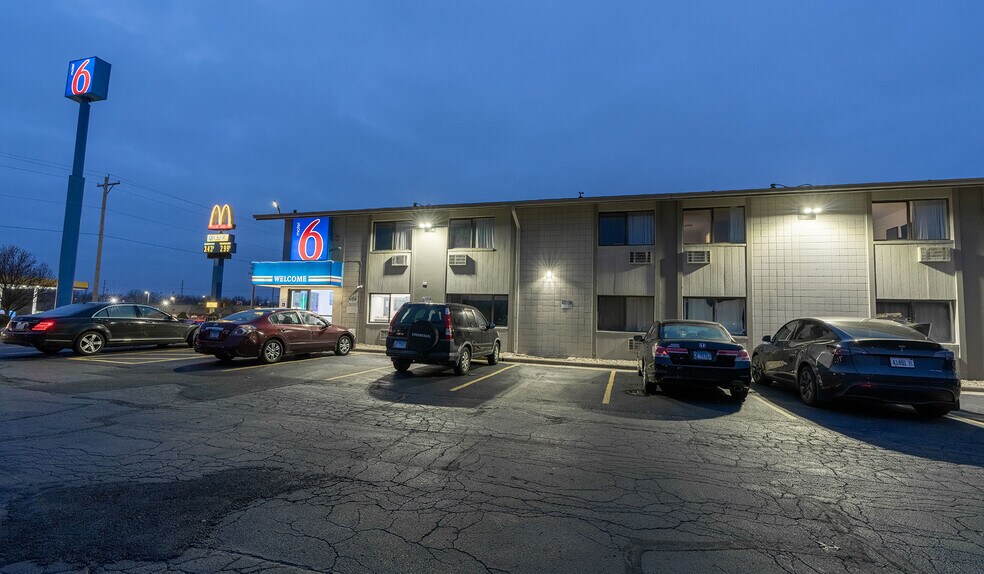 More Photos Of 1600 N Main St, Normal Hotel For Sale