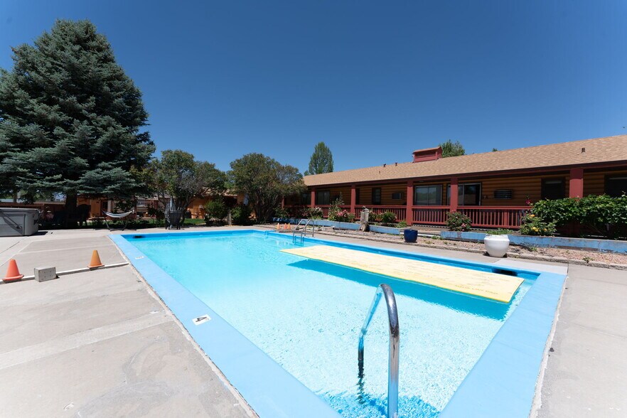 More Photos Of 1624 E Main St, Montrose Hotel For Sale